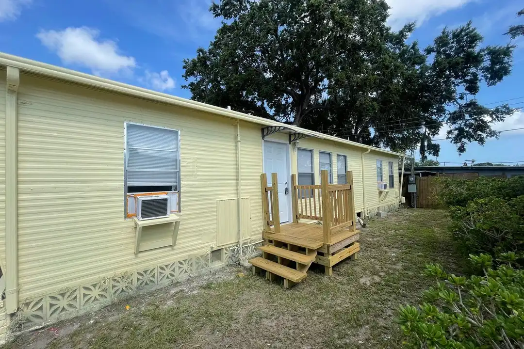 1106 50th Ave Dr W – photo 1 of 9