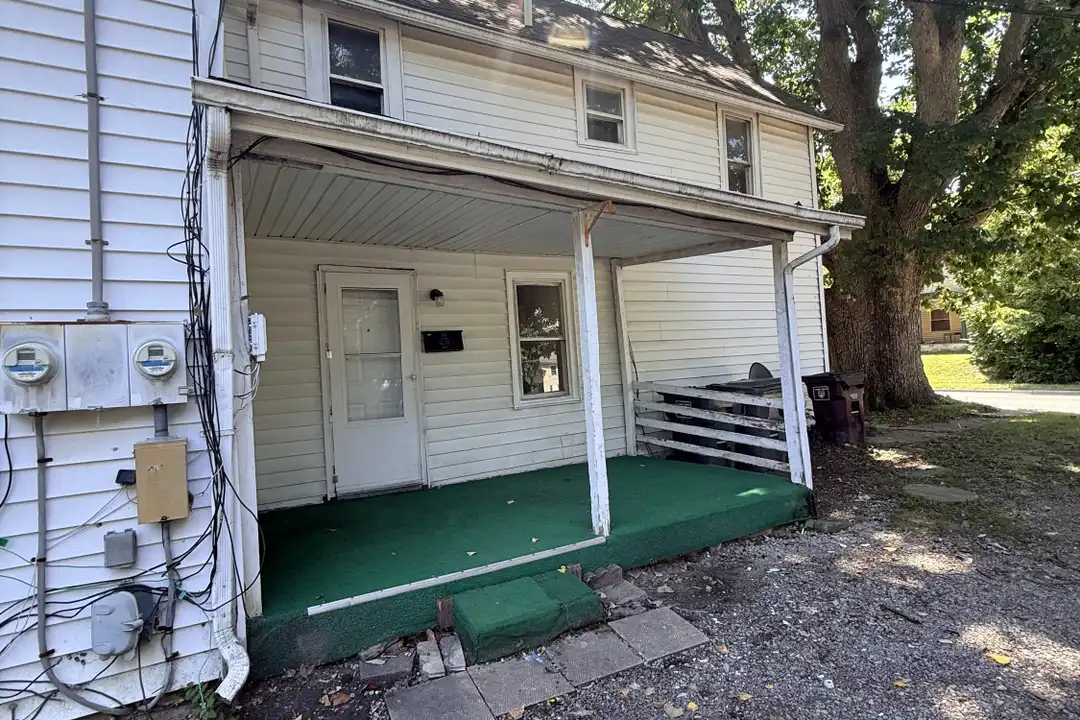 711 E Elm St – photo 1 of 9