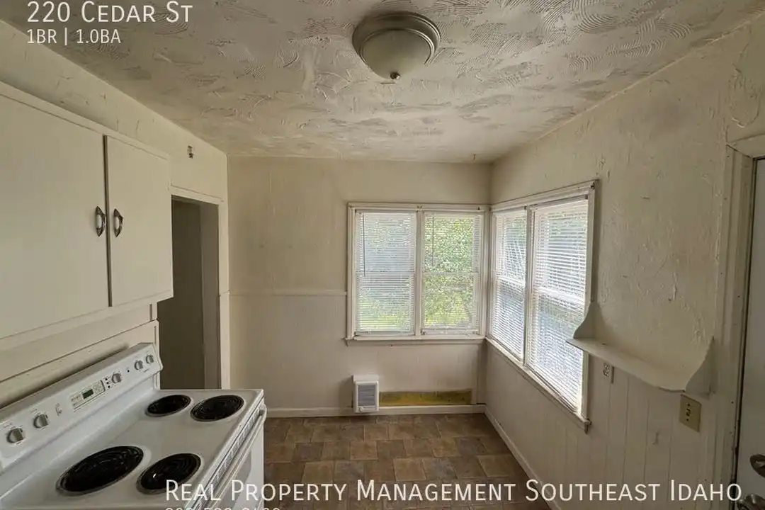 220 Cedar St - More