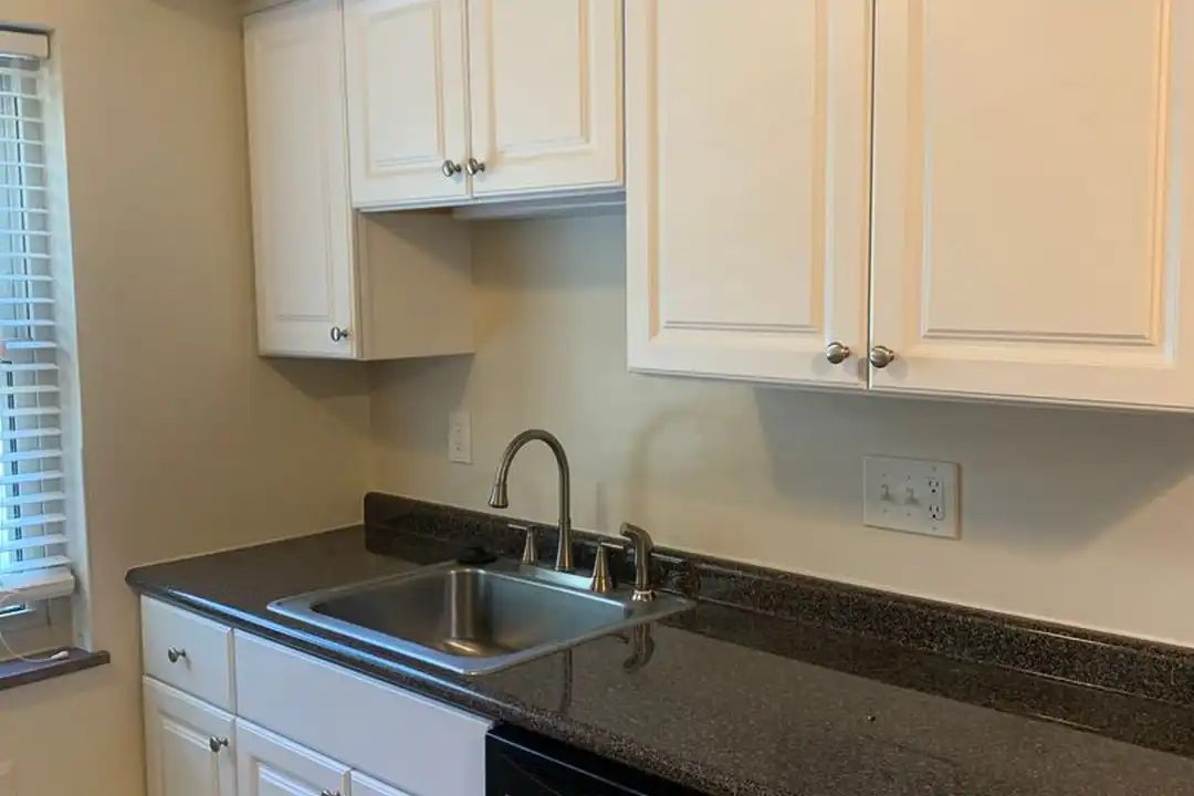 2564 Erie Ave unit 02 - View 2