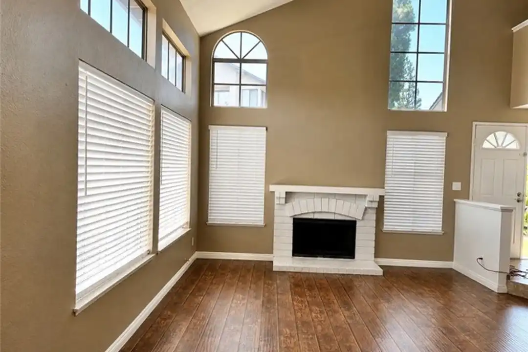 21082 Berry Glen - More