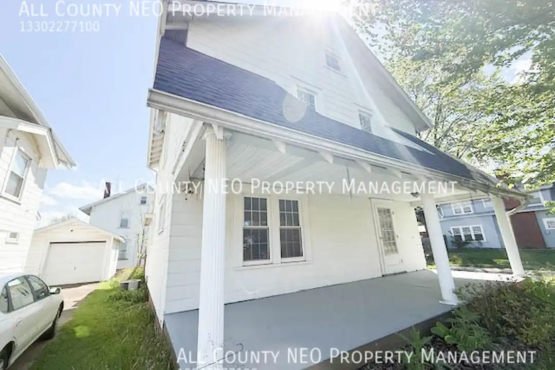 900 Roslyn Ave SW – photo 1
