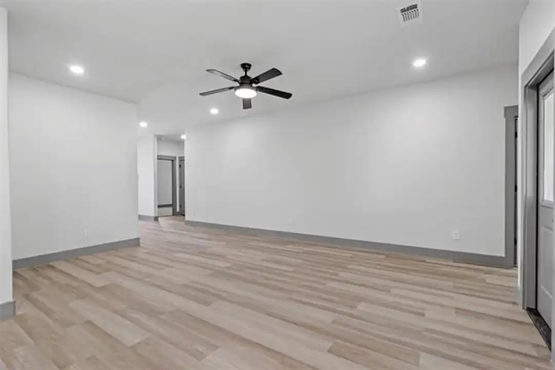405 W Hull St - View 6