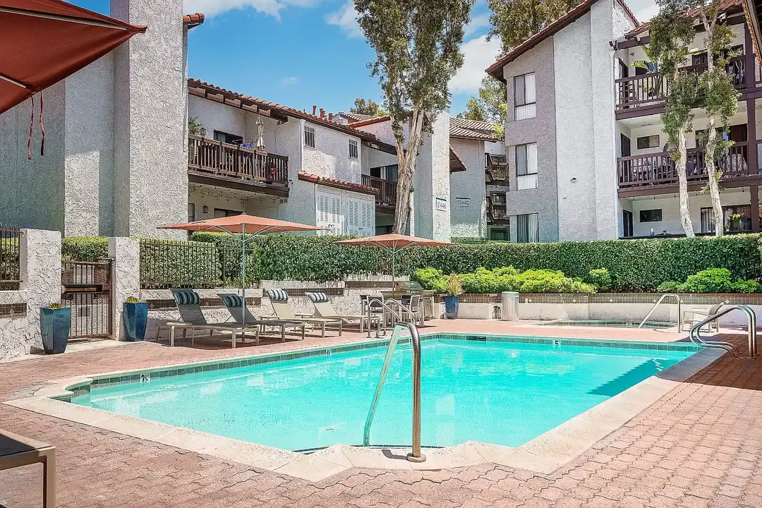 Apartment in Lake Forest - View 4