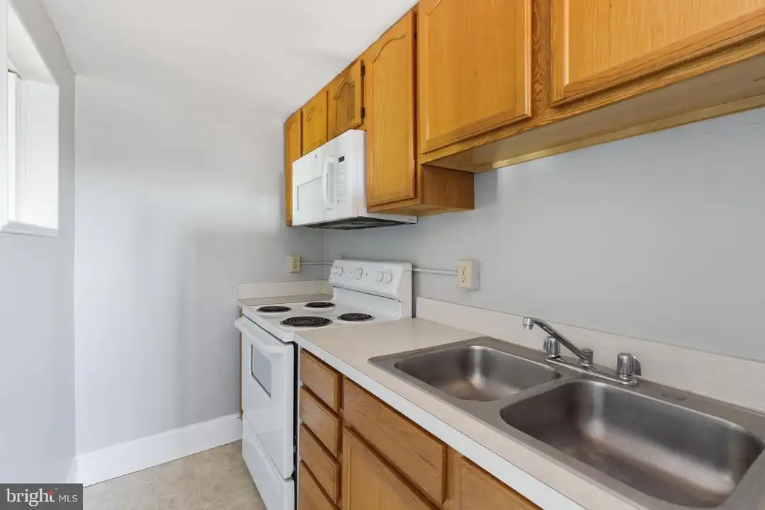 142 N Washington St #7 - More