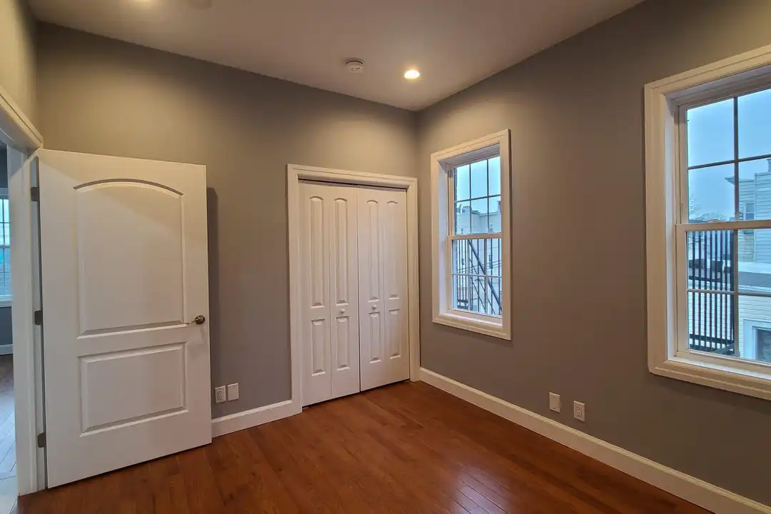 100 Griffith St #3L - More