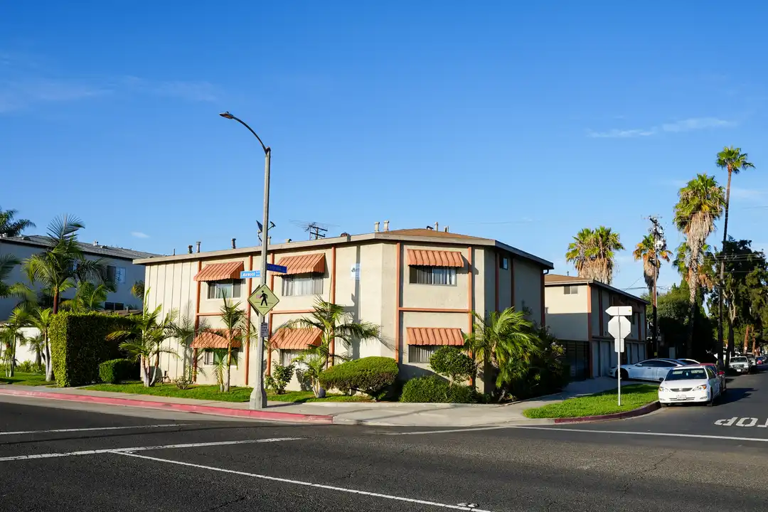 4500 N Lakewood Ave - View 2