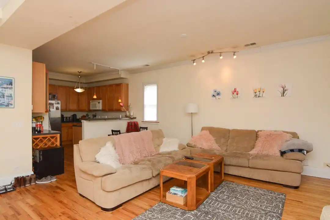 1309 W Roscoe St unit 3 - More