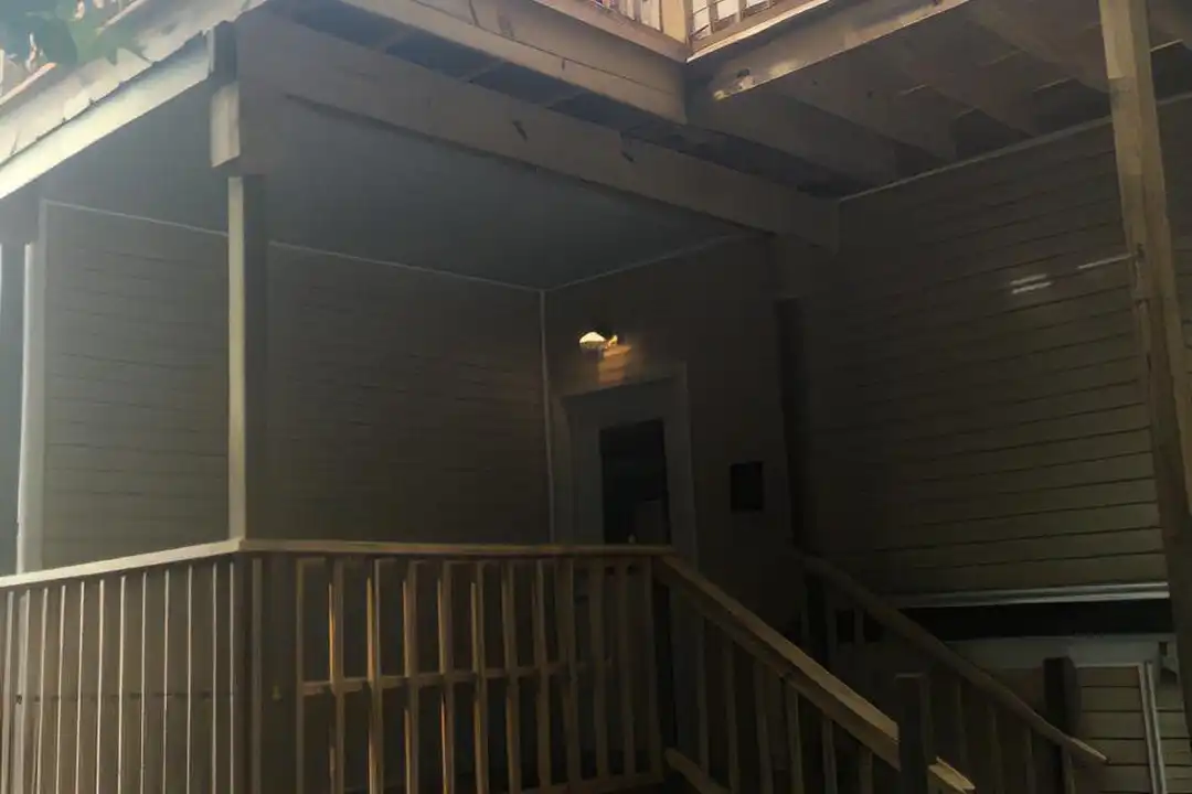 208 1/2 W Washington St unit C – photo 1