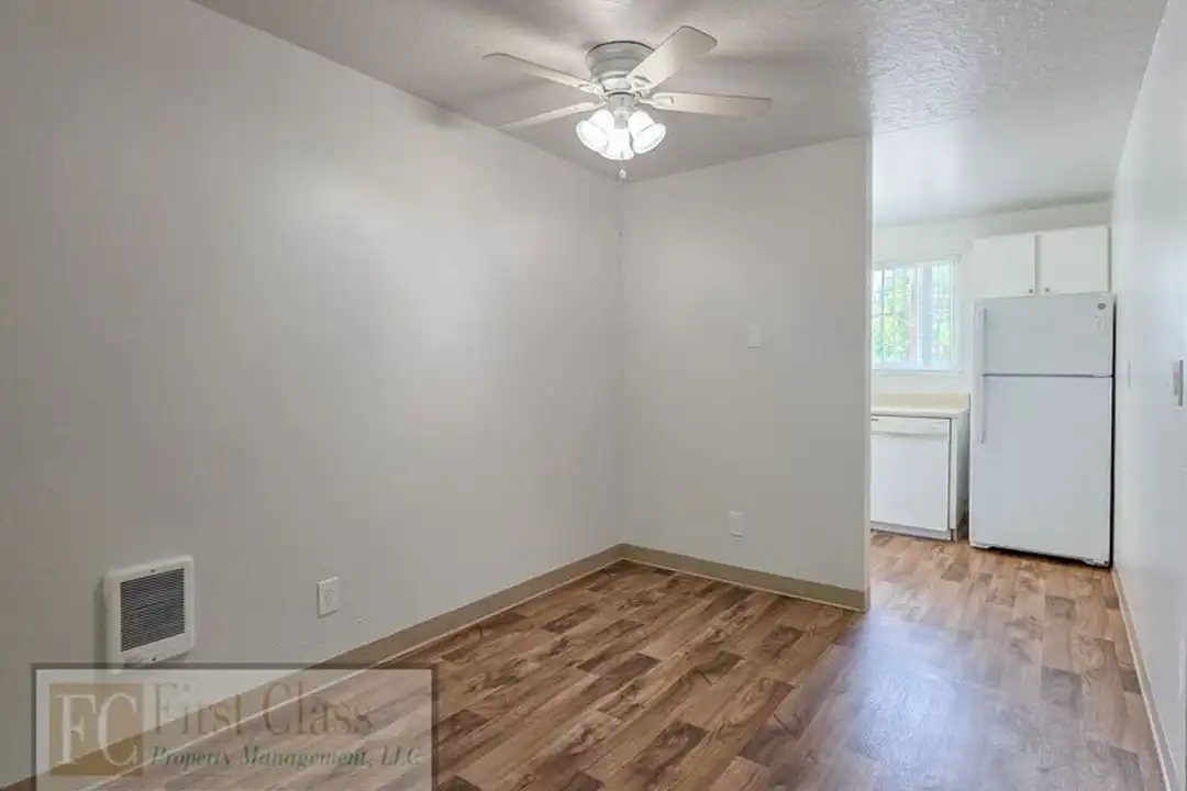 9555 SW Hall Blvd unit 4 - Więcej