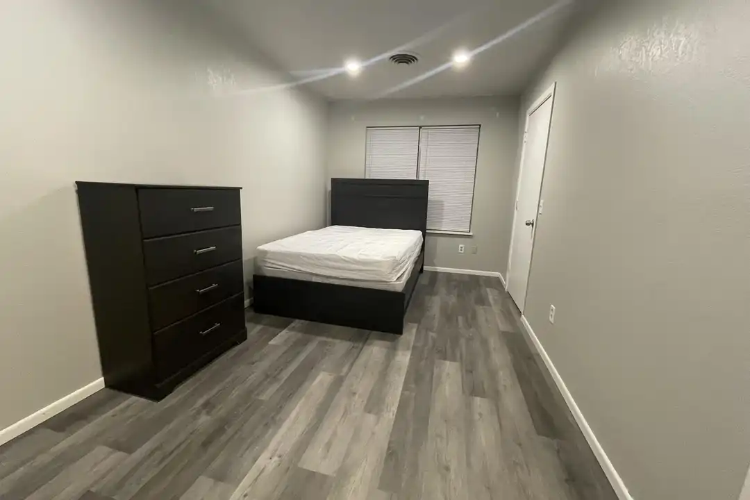 Apartment in Plainview - More