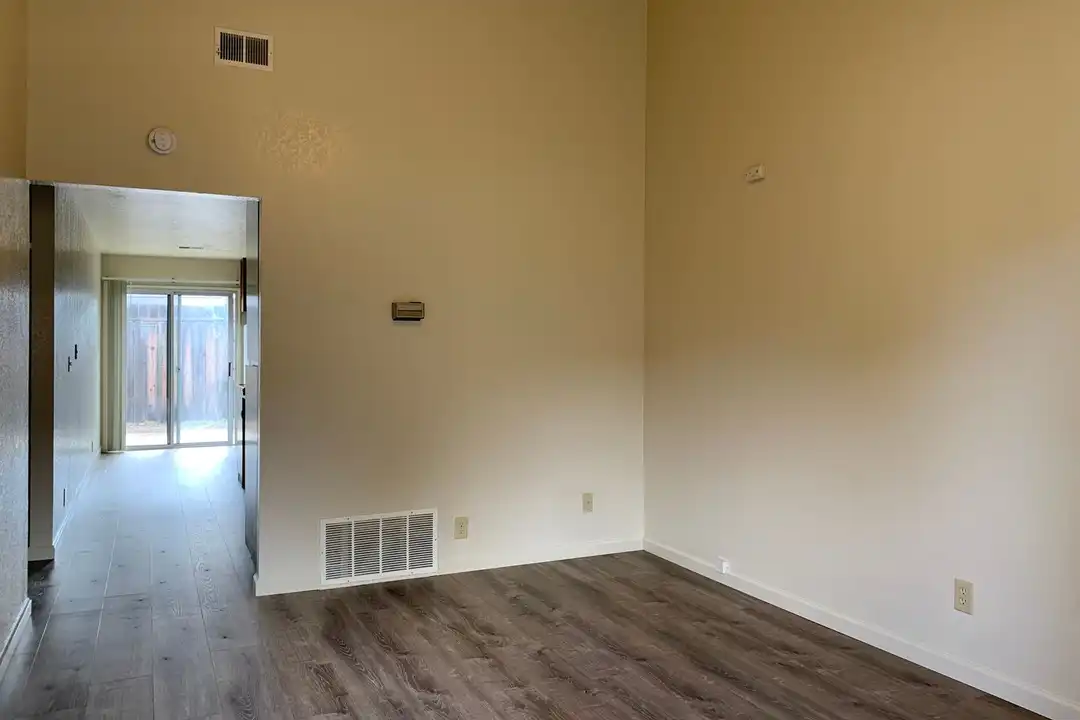 1591 Highland Dr unit 6 - View 2