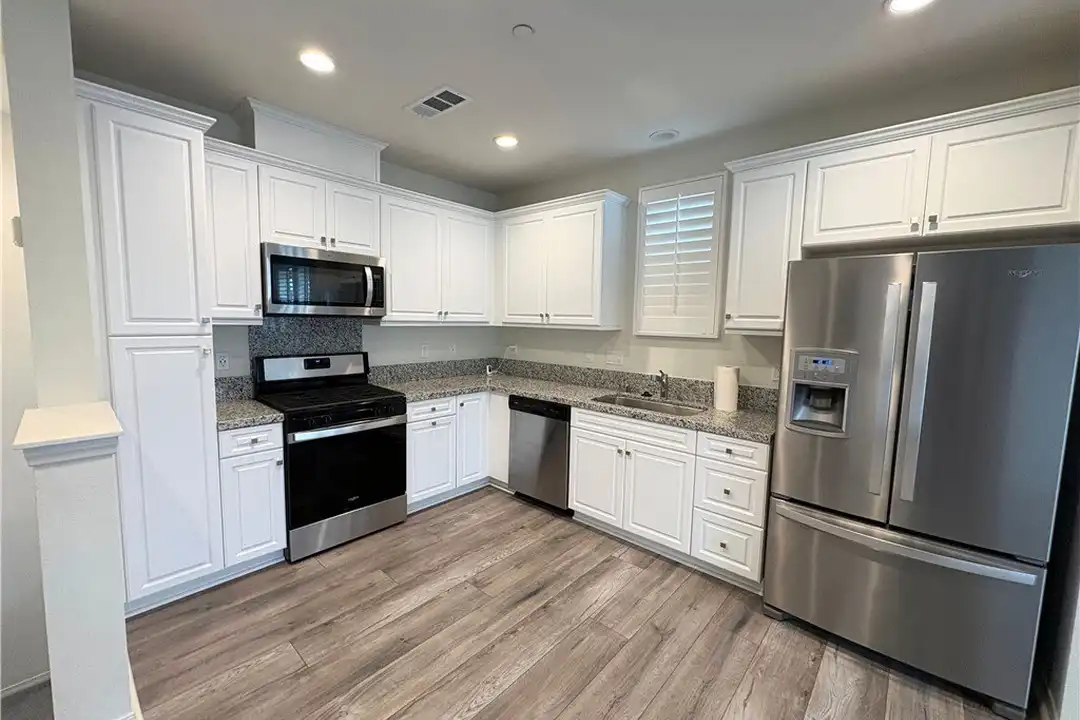 Apartment in Ontario - View 5