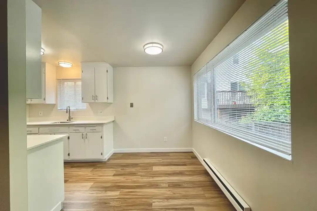 5505 40th Ave NE unit 4 – pohled 2