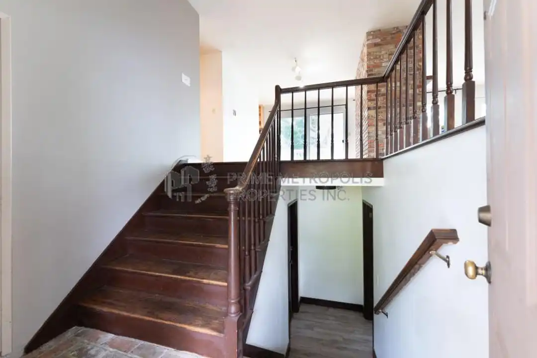 10706 Lakeside Ave NE - View 3