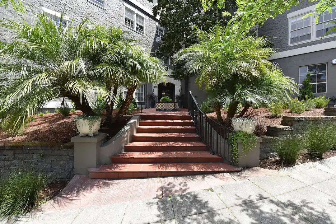 Apartment in Oakland - View 4