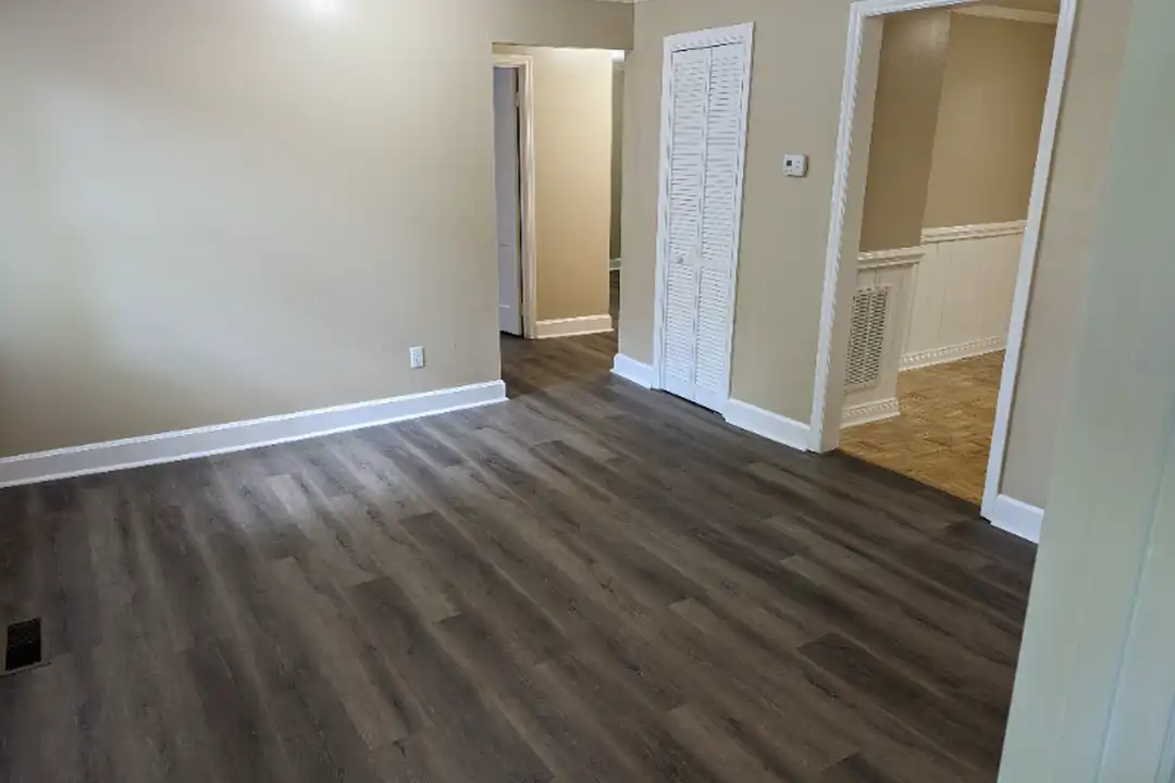 828 Crescent Dr - View 4