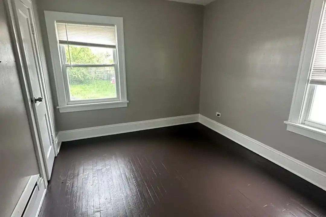 906 E 130th St - More