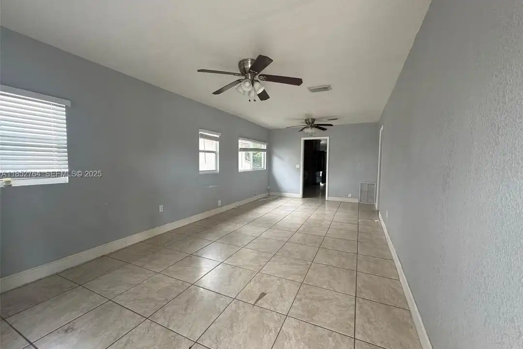Apartment in Hialeah - View 5