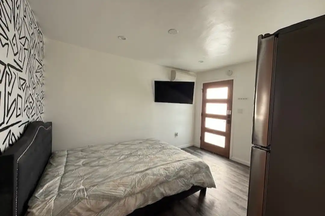 Apartment in Los Angeles, Vermont Knolls - View 2