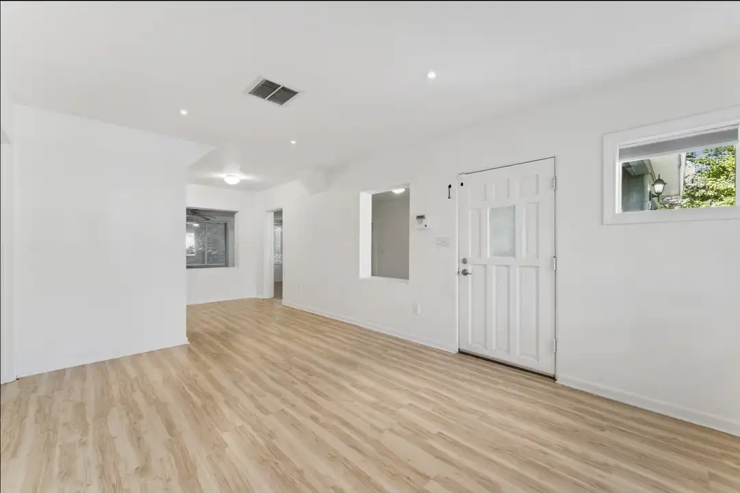 447 N Phelps Ave - View 2