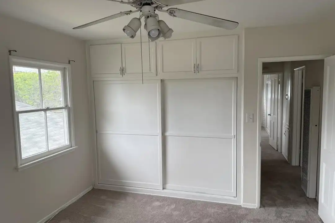 16007 Victory Blvd - View 5