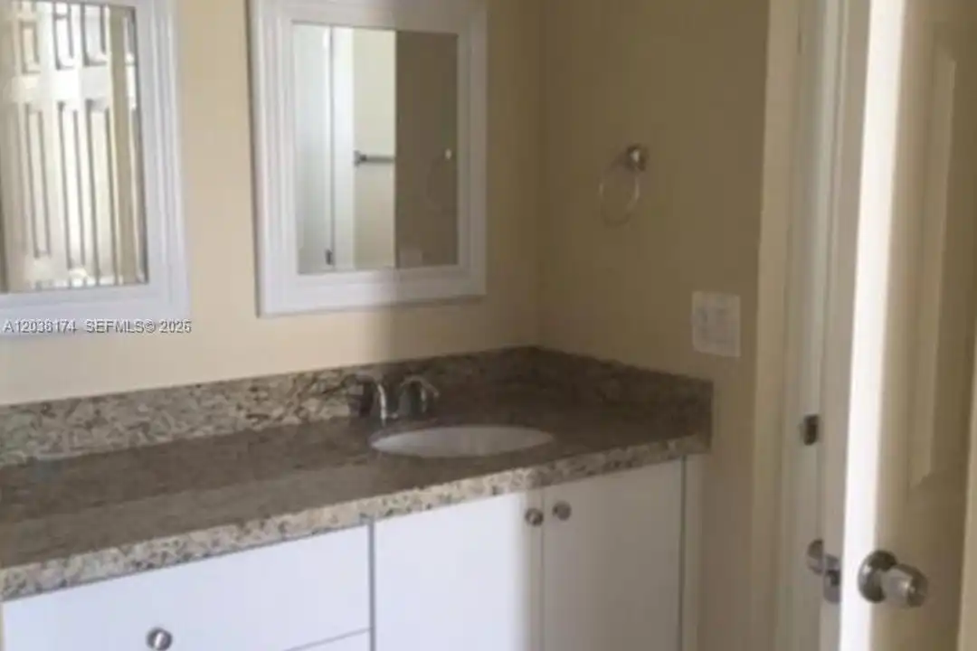Apartment in Miami - More