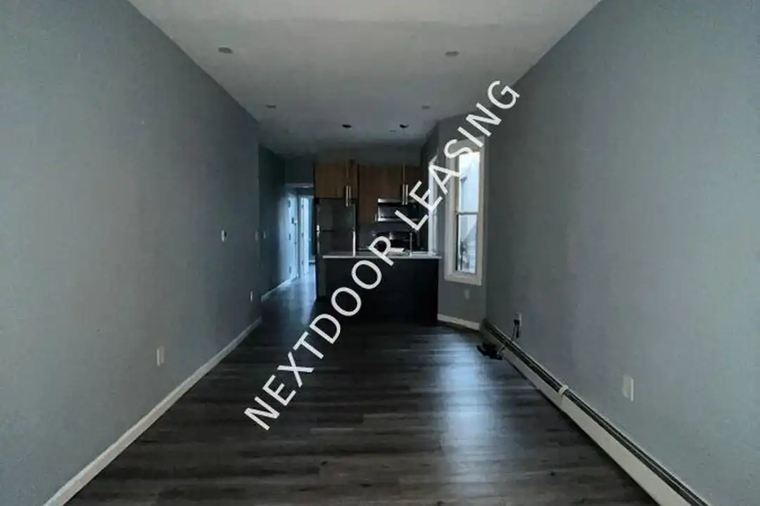 486 Mercer St - More