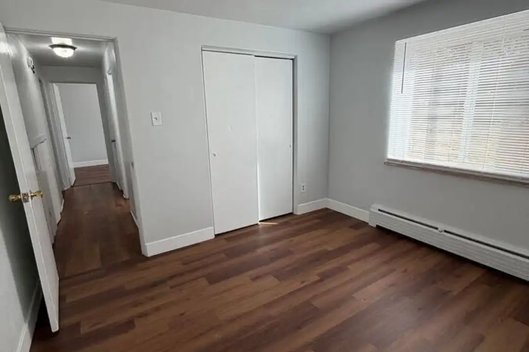 1740 W Mosier Pl – další