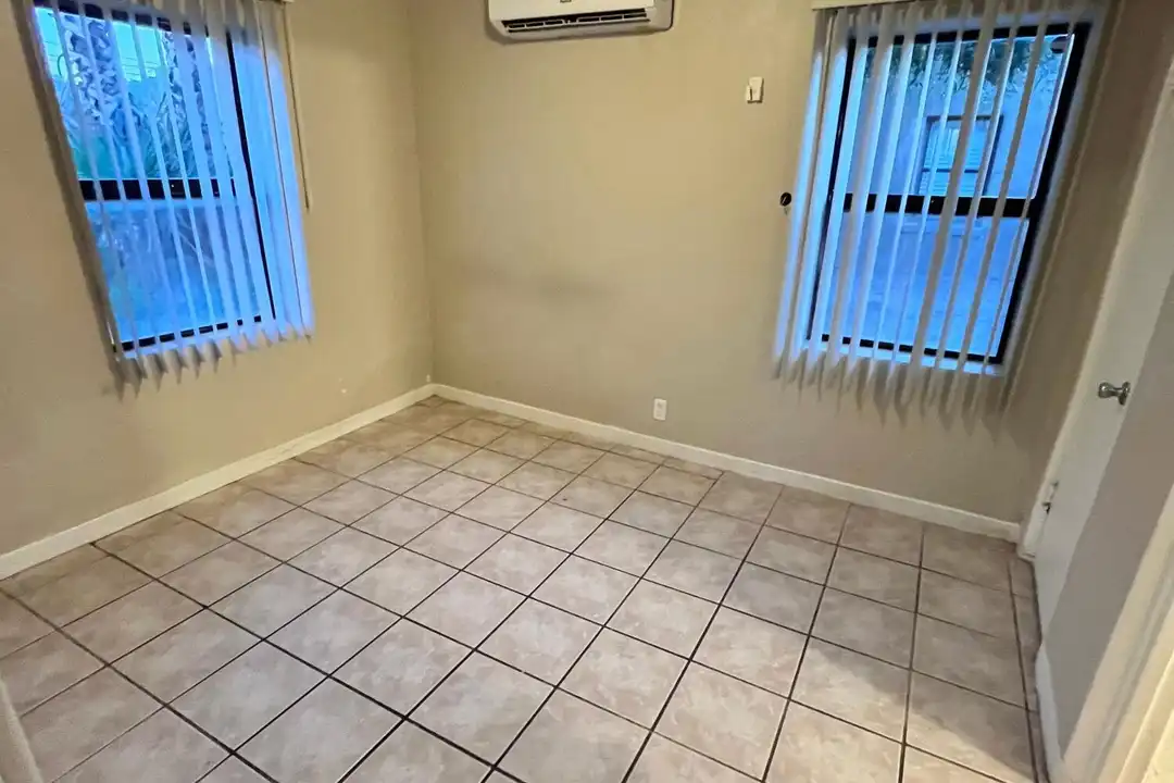 2620 N Stone Ave unit 2 - View 3