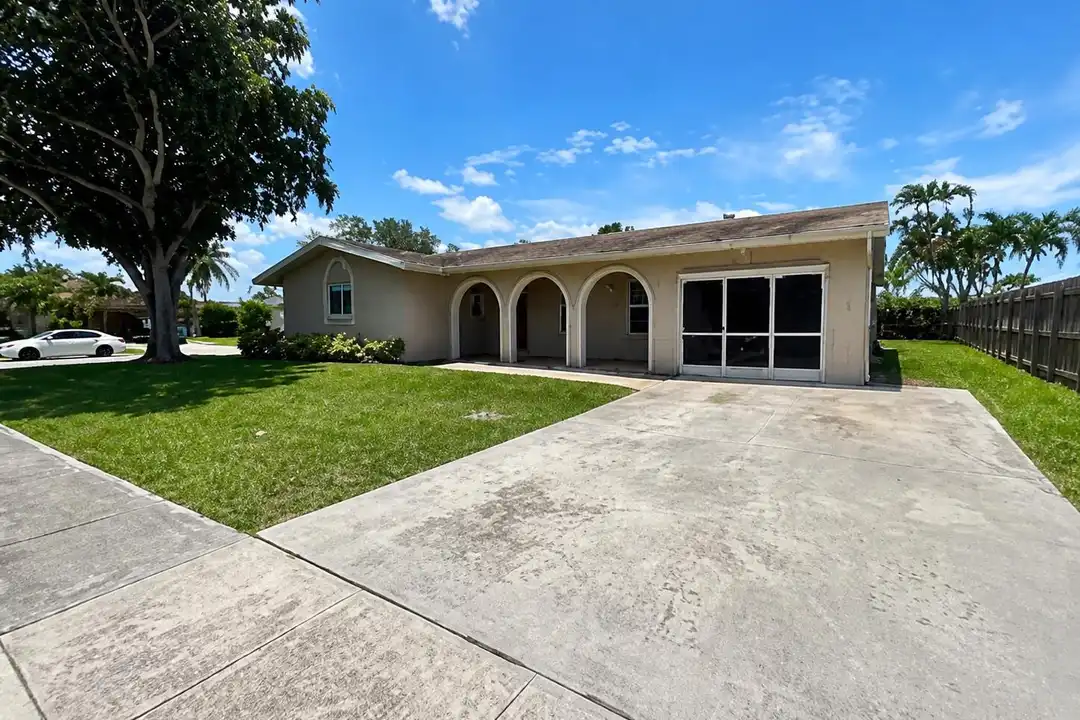 7975 NW 8th St – photo 1