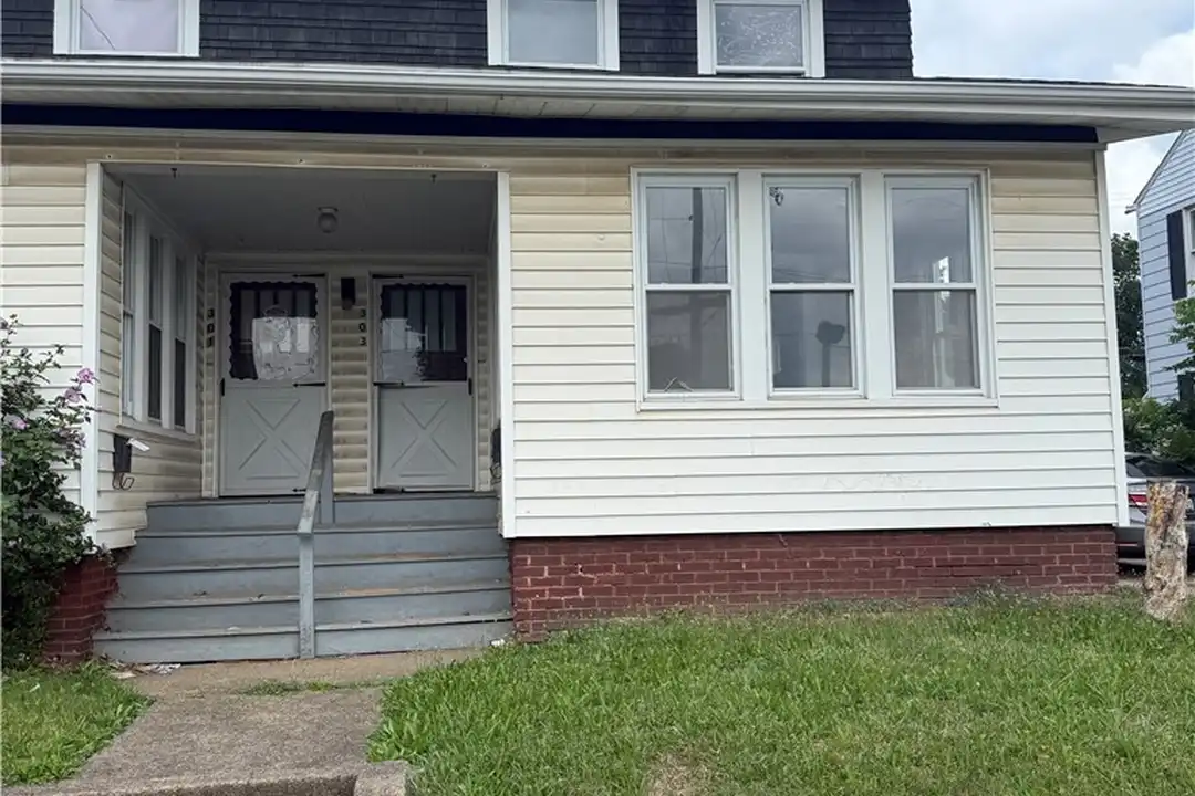 301 Roslyn Ave NW unit 303 – photo 1