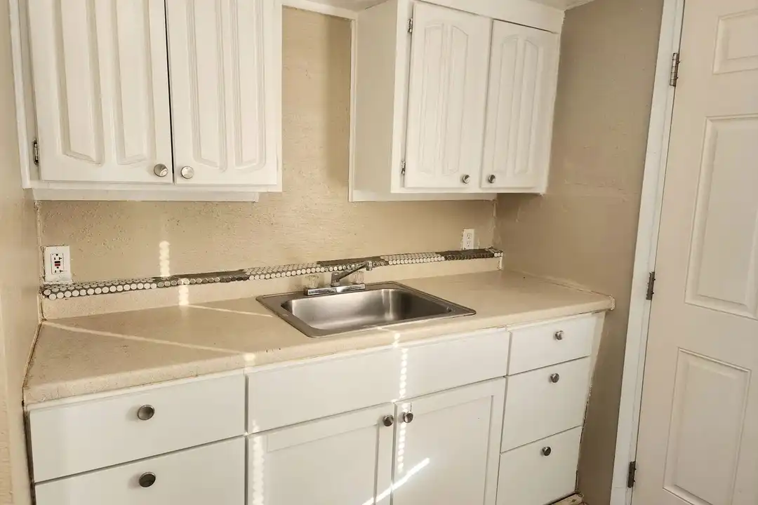 216 S Avenue I unit 4 - More