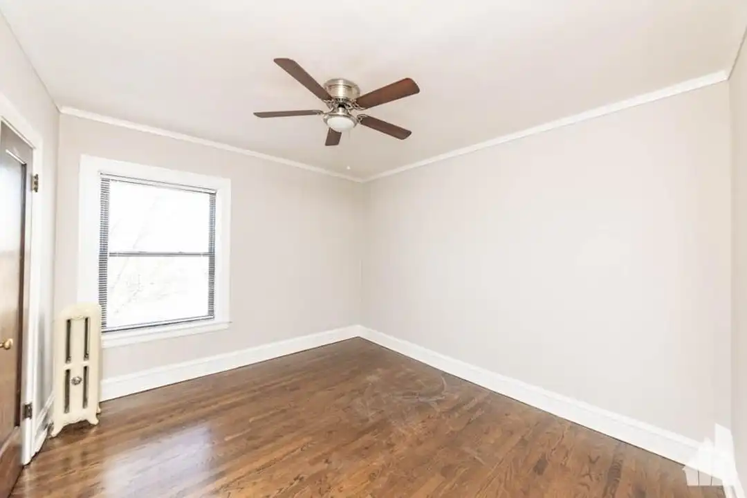 5075 N Wolcott Ave - More