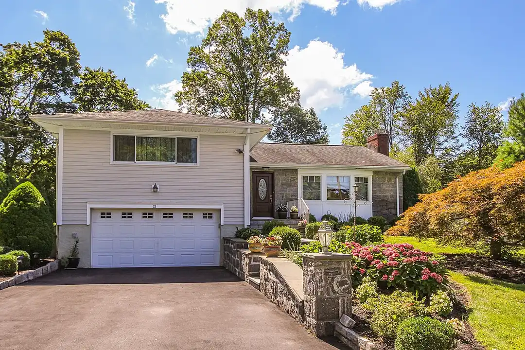 21 Maplemoor Ln – photo 1 of 20