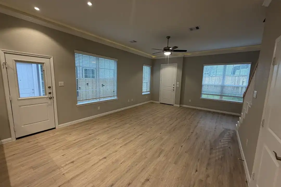 2700 FM1044 unit 3-3x - More