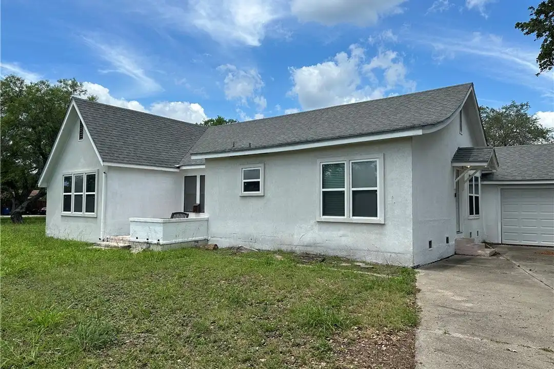 1005 E Fulton St – photo 1 of 23