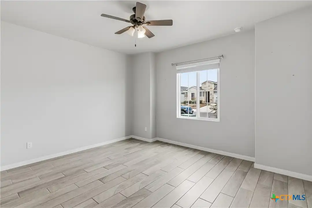 House in Seguin - More