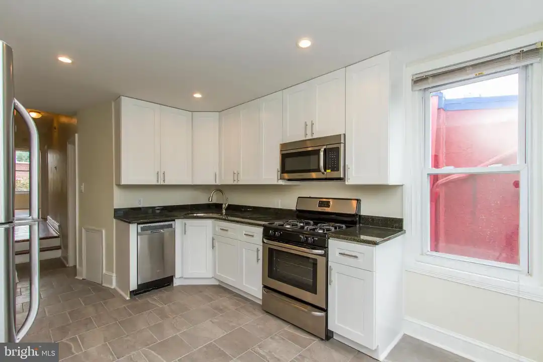 2207 Catharine St unit 2 - More