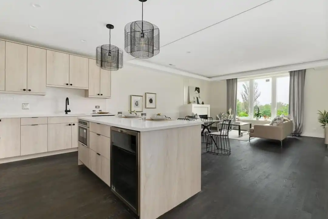 Apartment in Chicago, West Ridge - View 3
