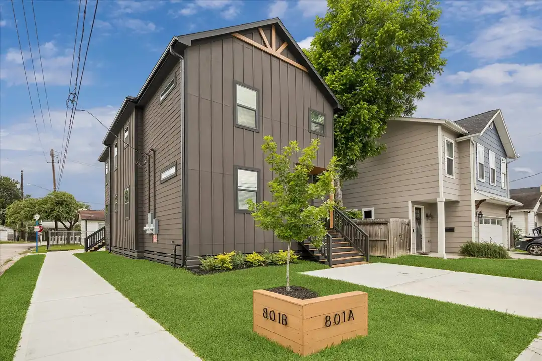 801 E 32nd 1/2 St unit A - View 3
