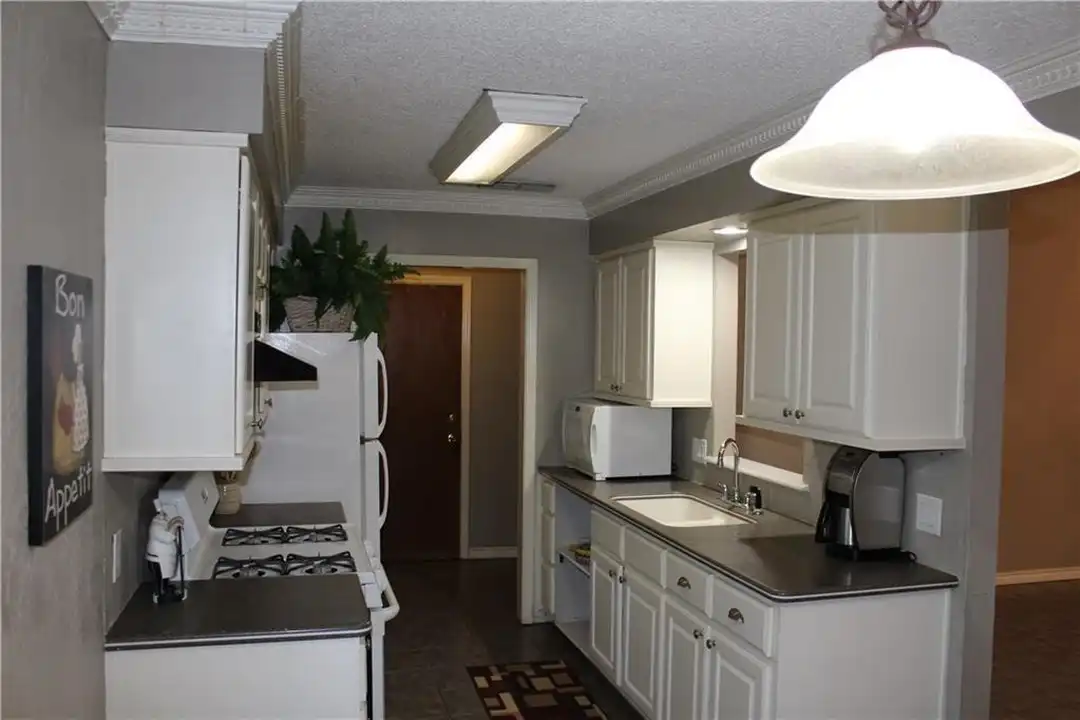 1702 Goodson Ln - More