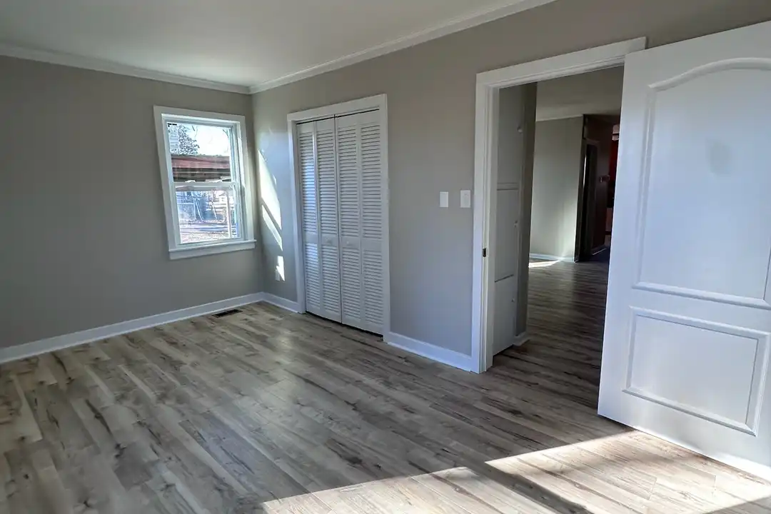 1080 Grace Ave - More