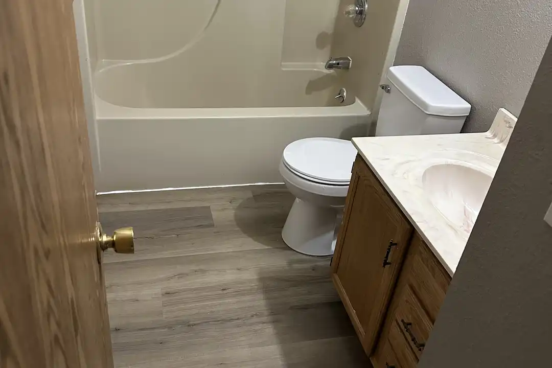 420 Clarke Dr - More