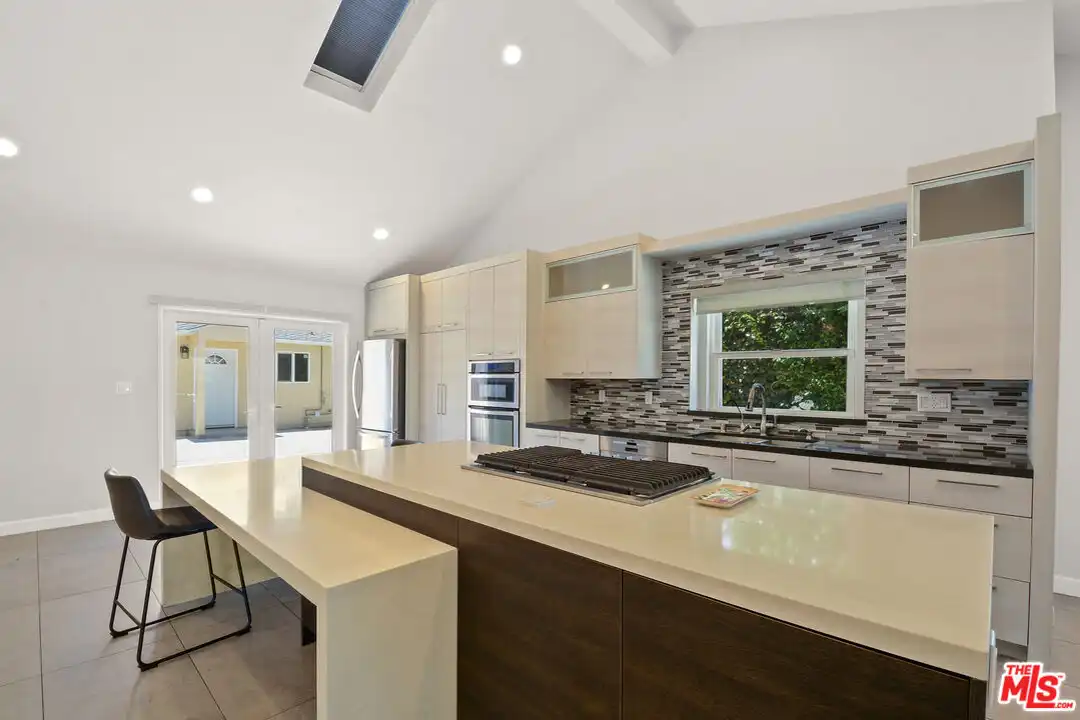 15424 Camarillo St - More