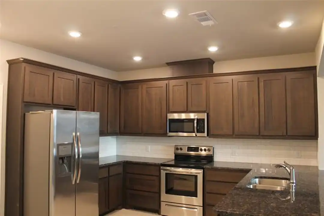 825 Ben Ln - More