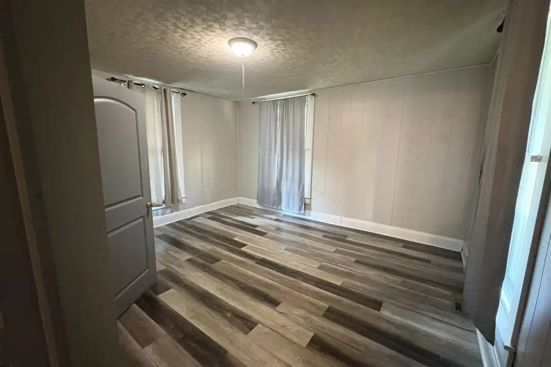 545 N Broadway St – photo 1 of 7