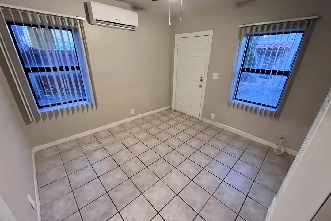2620 N Stone Ave unit 2 - View 4