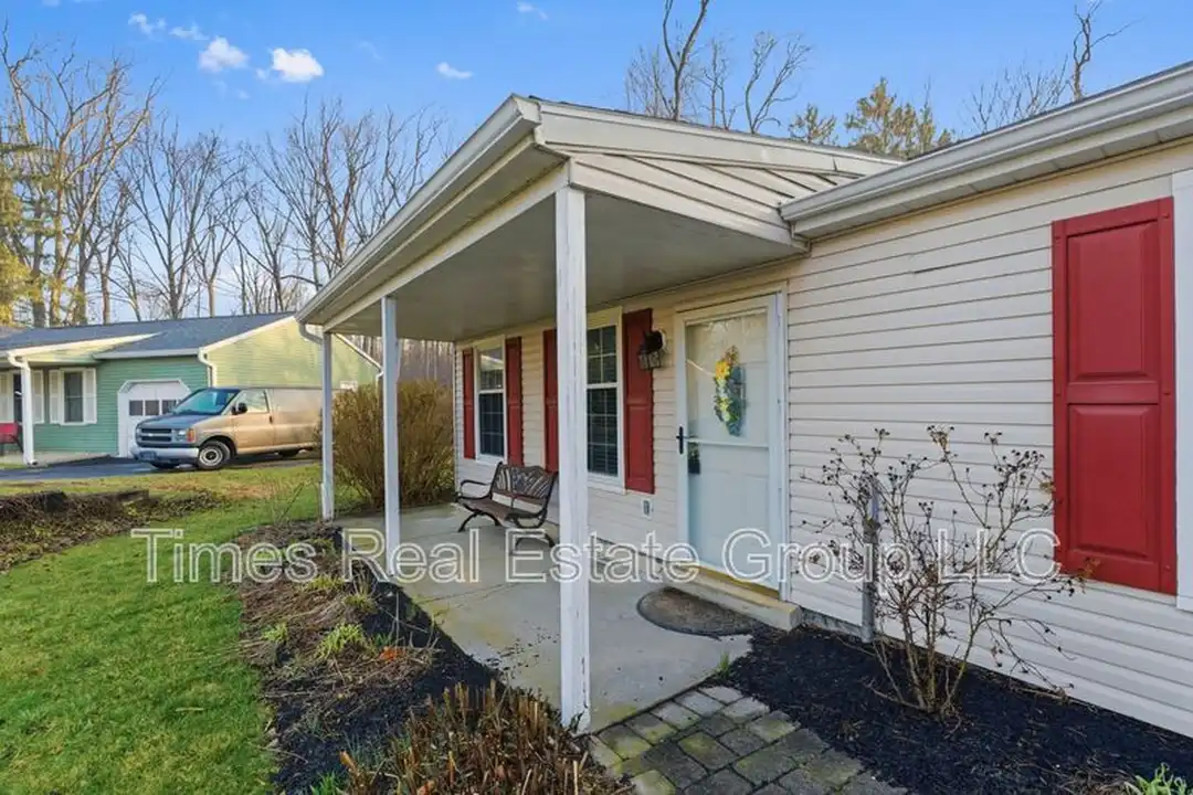 136 Brookfield Ct - View 2