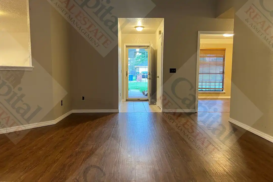 1920 Gerrie St - More